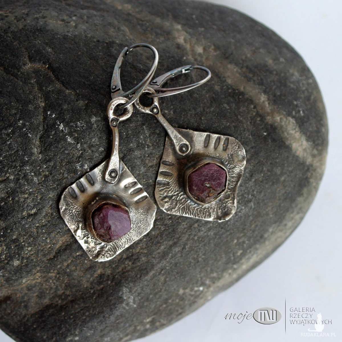 Surowy rubin w srebrze